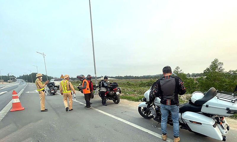 Xử lý vi phạm của nhóm thanh niên lái xe phân khối lớn trên quốc lộ 1