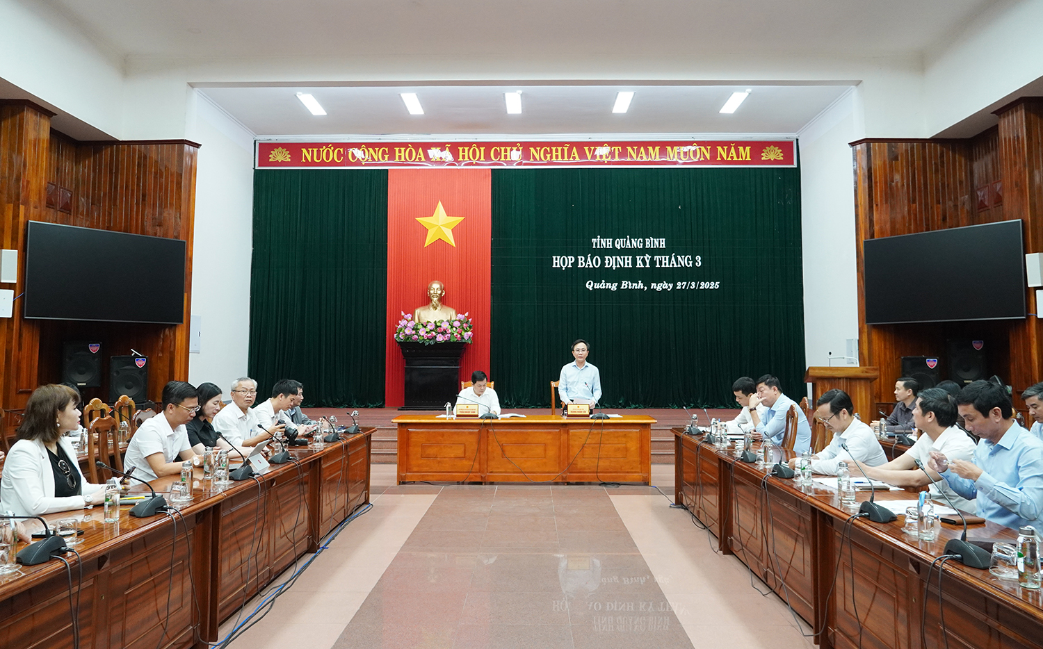 Toàn cảnh buổi họp báo.