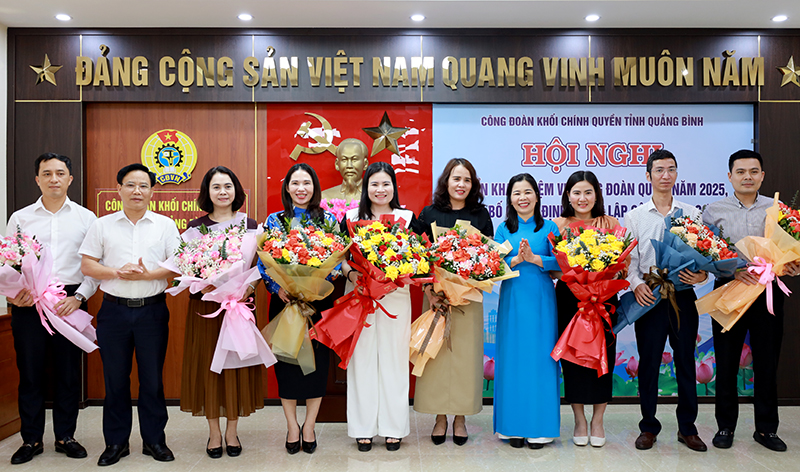 Công bố và tặng hoa cho các công đoàn cơ sở.