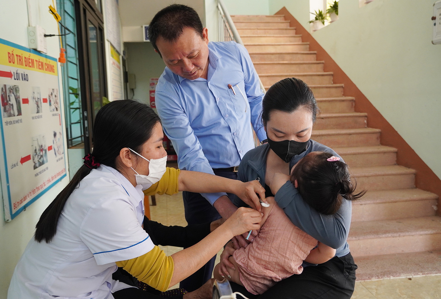 Lãnh đạo Trung tâm Kiểm soát bệnh tật tỉnh kiểm tra, giám sát việc triển khai chiến dịch tại TX. Ba Đồn.