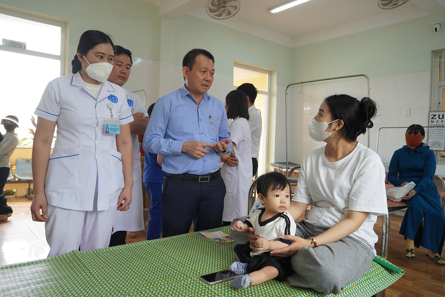 ... và thông tin đến người dân về bệnh sởi.