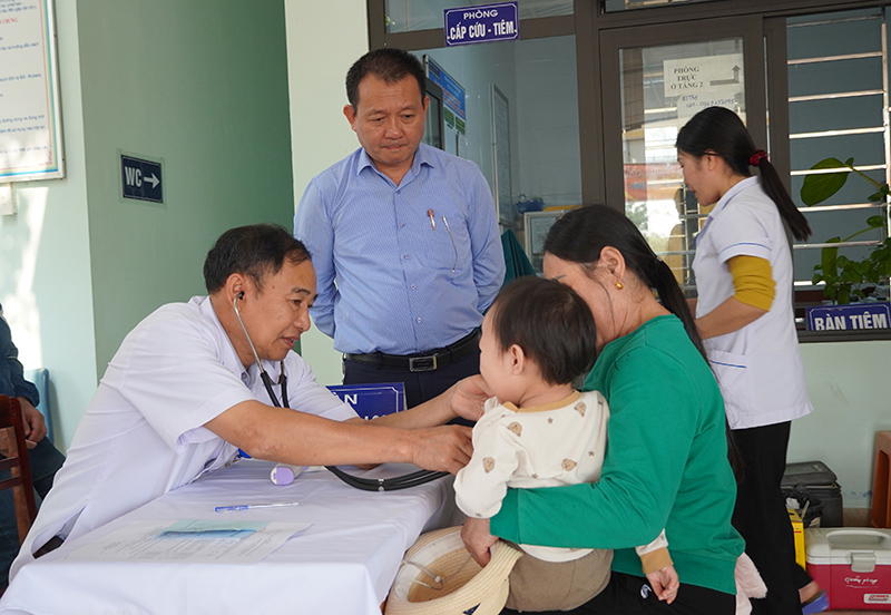 Lãnh đạo Trung tâm Kiểm soát bệnh tật tỉnh hướng dẫn các đơn vị triển khai tiêm chủng bảo đảm an toàn, theo đúng quy trình.