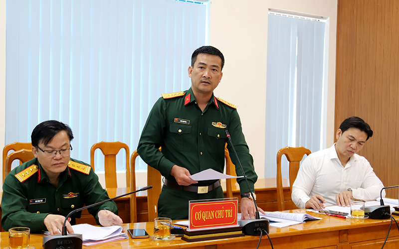 Đồng chí Chỉ huy trưởng Bộ CHQS tỉnh Đoàn Sinh Hòa phát biểu tại hội nghị. 