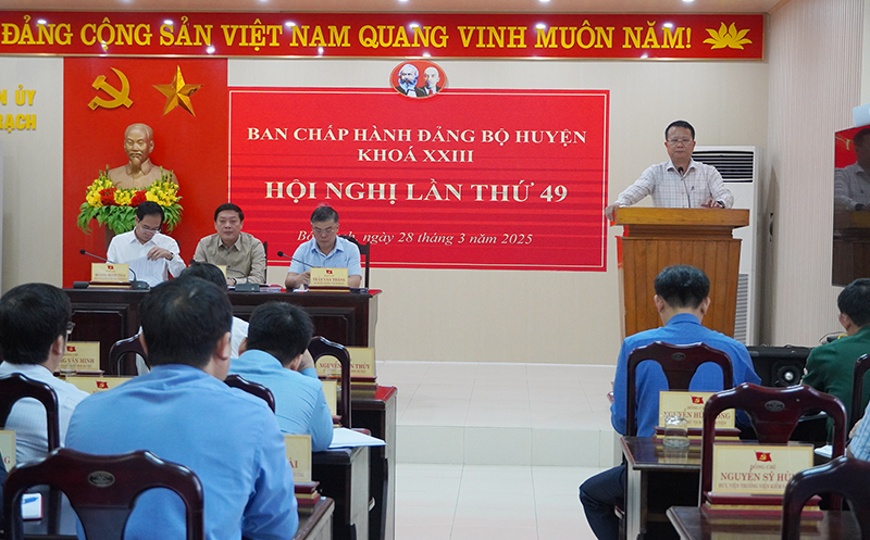 Đại biểu phát biểu ý kiến tại hội nghị.