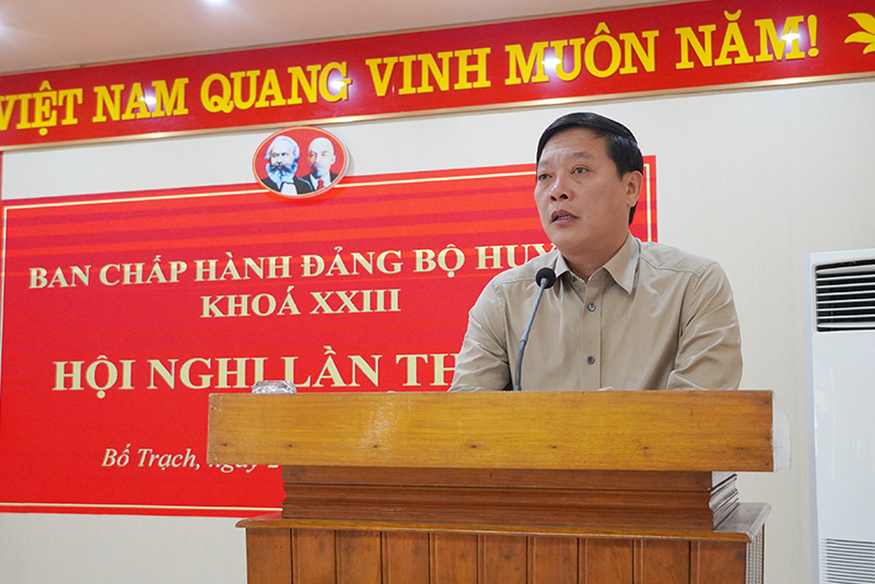 Đại diện lãnh đạo Huyện ủy Bố Trạch phát biểu kết luận hội nghị.