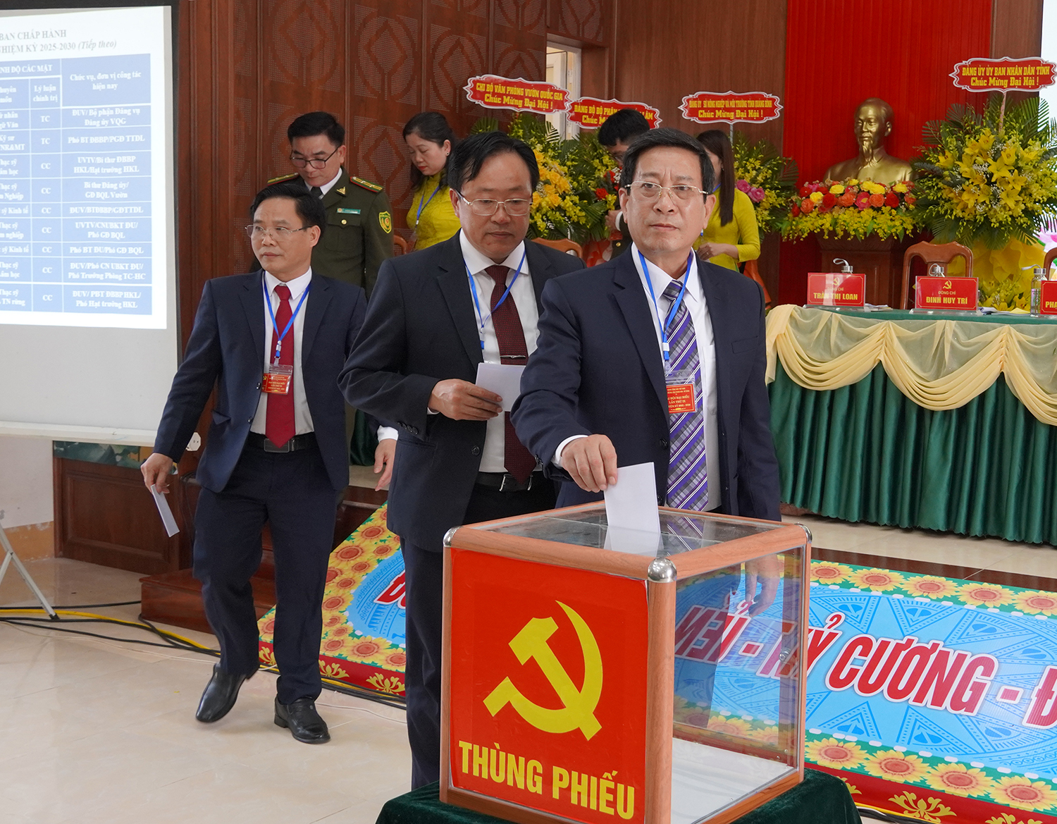 Các đại biểu bỏ phiếu bầu Ban Chấp hành Đảng bộ Ban Quản lý VQG Phong Nha- Kẻ Bàng nhiệm kỳ mới.