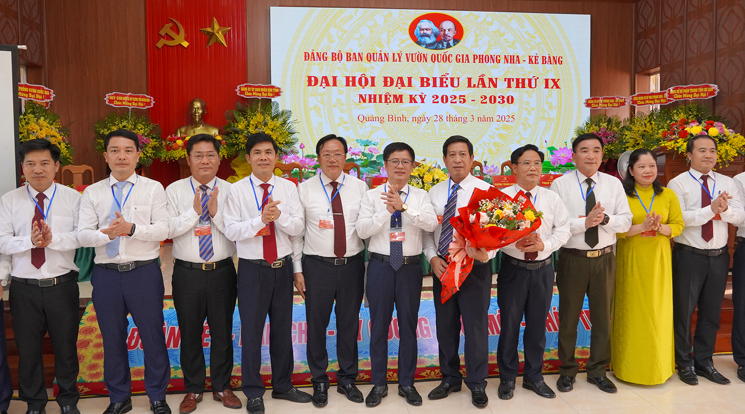 Đại diện lãnh đạo Đảng ủy UBND tỉnh tặng hoa chúc mừng Ban Chấp hành Đảng bộ Ban Quản lý VQG PN-KB nhiệm kỳ mới.
