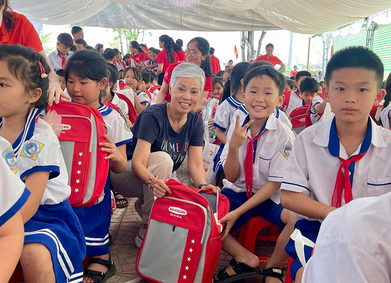 Niềm hân hoan của các em học sinh Trường Tiểu học Cảnh Hóa khi nhận được những phần quà sẻ chia yêu thương từ Dai-ichi Life VN    