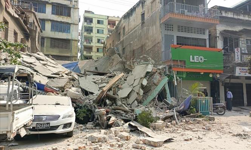 Tòa nhà bị phá hủy do động đất tại Mandalay, Myanmar ngày 28/3/2025. Ảnh: THX/TTXVN