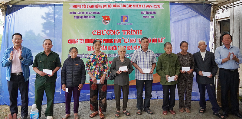 Đại diện Đảng ủy CCQ Đảng tỉnh và xã Hóa Hợp (Minh Hóa) trao tiền hỗ trợ cho các gia đình chính sách trên địa bàn xã Hóa Hợp.