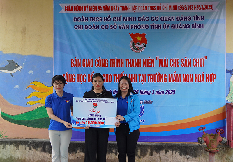 Trao biển hỗ trợ kinh phí công trình mái che sân chơi cho Trường mầm non Hóa Hợp (Minh Hóa).