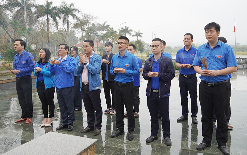dâng hương, dâng hoa về nguồn tại Tượng đài Thanh niên xung phong chống Mỹ cứu nước (thị trấn Phong Nha, huyện Bố Trạch).