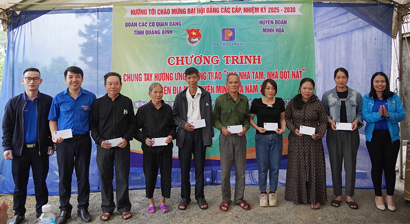 Trao quà hỗ trợ các gia đình chính sách có hoàn cảnh khó khăn trên địa bàn xã Hóa Hợp (Minh Hóa).