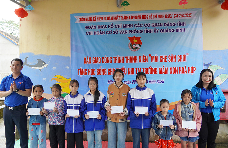 Trao tặng học bổng cho học sinh Trường tiểu học và THCS Hóa Hợp (Minh Hóa).