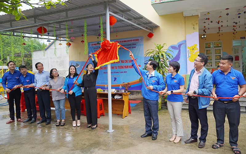 Kéo băng khánh thành công trình mái che sân chơi Trường mầm non Hóa Hợp (Minh Hóa).
