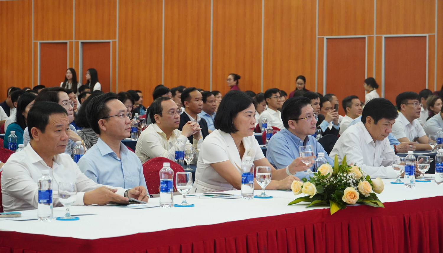 Các đại biểu tham dự hội nghị.