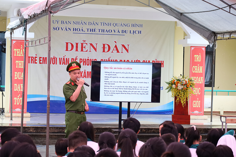 Đại diện Công an tỉnh hướng dẫn học sinh các kỹ năng tự vệ, thoát hiểm khi gặp tình huống nguy hiểm.