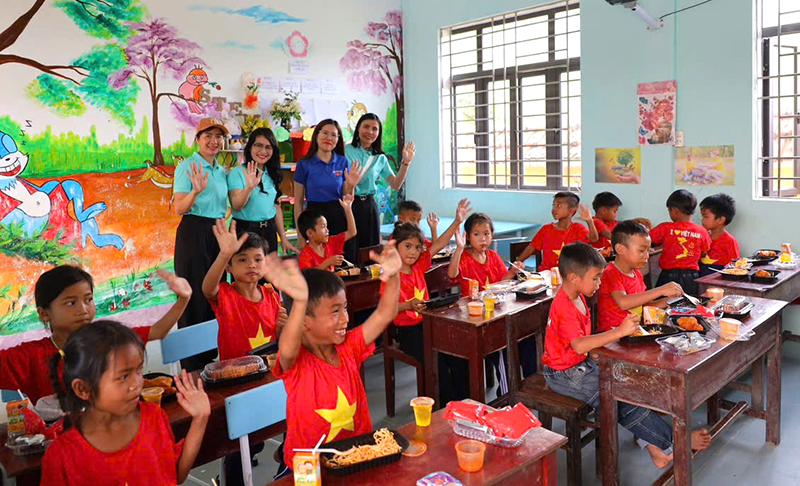 Các tình nguyện viên tham gia các hoạt động tại điểm trường TH-THCS bản Rào Con.
