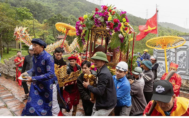 : Lễ rước sắc phong Thần vị và Xiêm y Thánh Mẫu từ Đình làng Vịnh Sơn lên Đền Thánh Mẫu Liễu Hạnh.