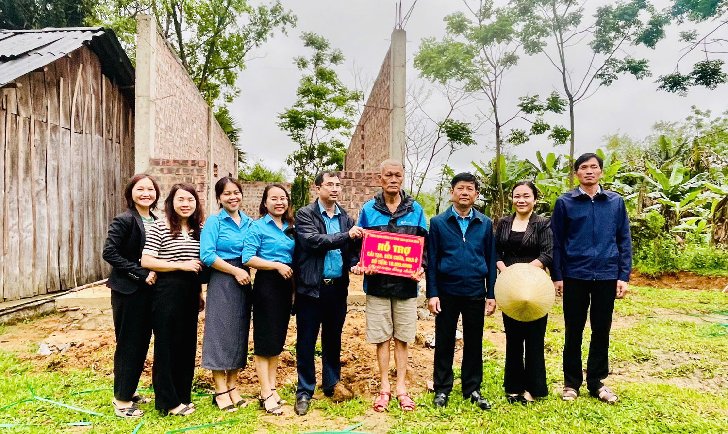 Trao hỗ trợ hộ gia đình ông Lục Văn Bằng ở thôn cầu Lợi, xã Xuân Hoá (Minh Hóa).