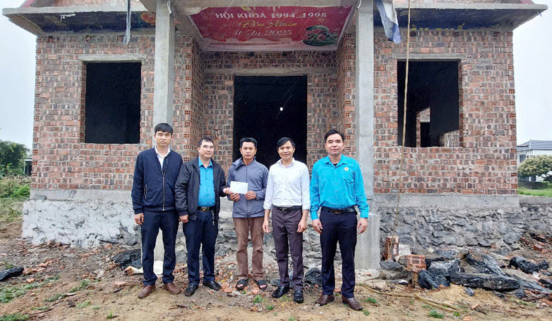 Trao hỗ trợ gia đình ông Nguyễn Văn Thông ở thôn Lệ Kỳ, xã Vĩnh Ninh (Quảng Ninh).