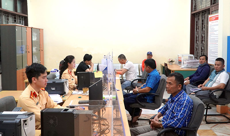 Cán bộ Phòng Cảnh sát giao thông, Công an tỉnh thực hiện cấp, đổi giấy phép lái xe tại Trung tâm phục vụ hành chính công tỉnh.