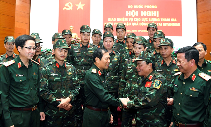Đại tướng Nguyễn Tân Cương với lực lượng cứu hộ, cứu nạn trước khi lên đường sang hỗ trợ Myanmar. 