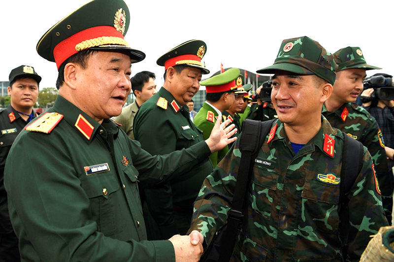 Thượng tướng Hoàng Xuân Chiến căn dặn Trung tá Vũ Mạnh Hùng, phóng viên Báo Quân đội nhân dân trước giờ lên đường tác nghiệp tại Myanmar. 