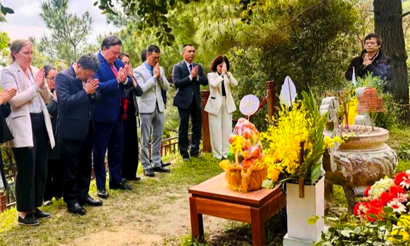 Lần đầu tiên Đại sứ Hoa Kỳ Marc E. Knapper đến viếng mộ Đại tướng Võ Nguyên Giáp