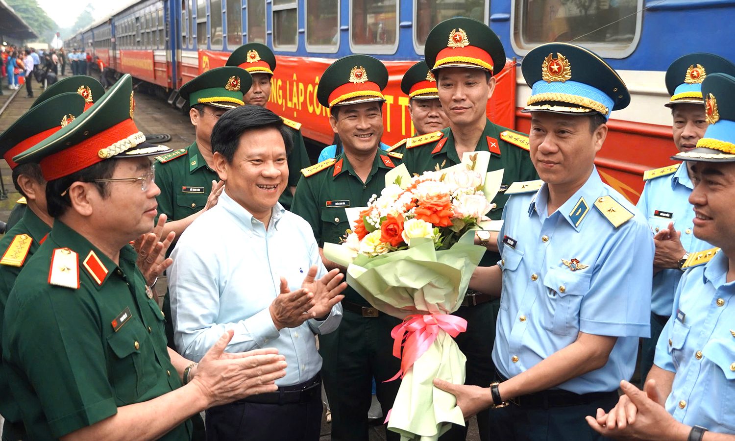 Gặp mặt động viên lực lượng diễu binh, diễu hành kỷ niệm 50 năm Ngày giải phóng miền Nam, thống nhất đất nước