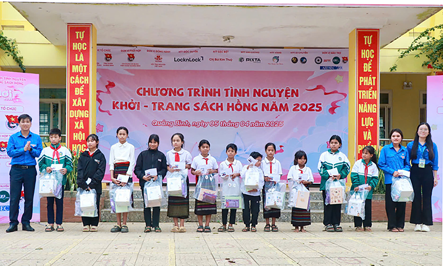 Tặng quà cho học sinh hoàn cảnh khó khăn tại xã Ngân Thủy (Lệ Thủy)