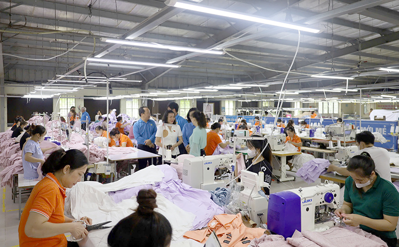 Tập trung phát triển và sử dụng nguồn nhân lực