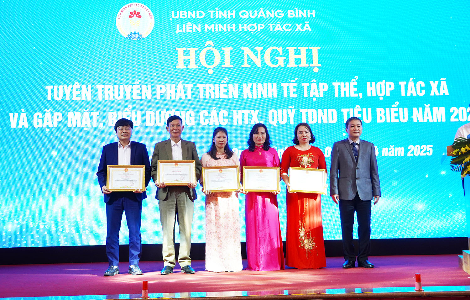 Biểu dương các hợp tác xã, quỹ tín dụng nhân dân tiêu biểu