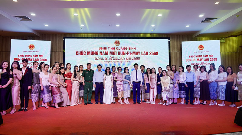 Gặp mặt cán bộ, sinh viên Lào nhân dịp Tết Bunpimay
