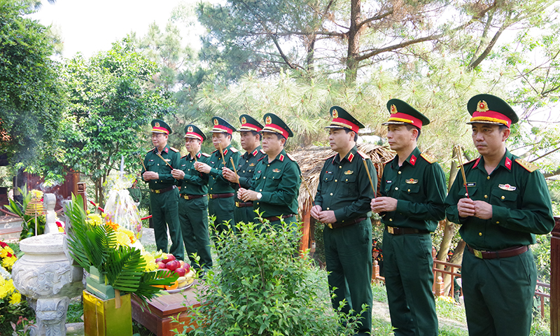 Đoàn đại biểu Học viện Chính trị dâng hương viếng mộ Đại tướng Võ Nguyên Giáp