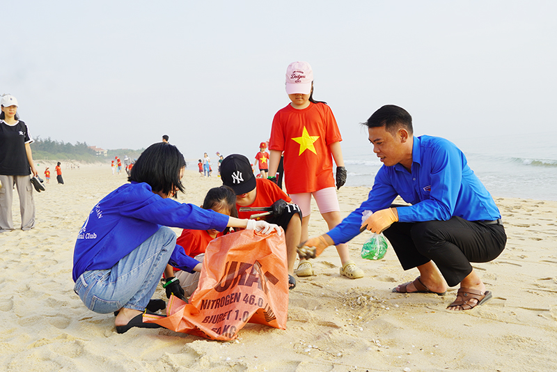 Vệ sinh môi trường hưởng ứng Ngày Trái đất năm 2025