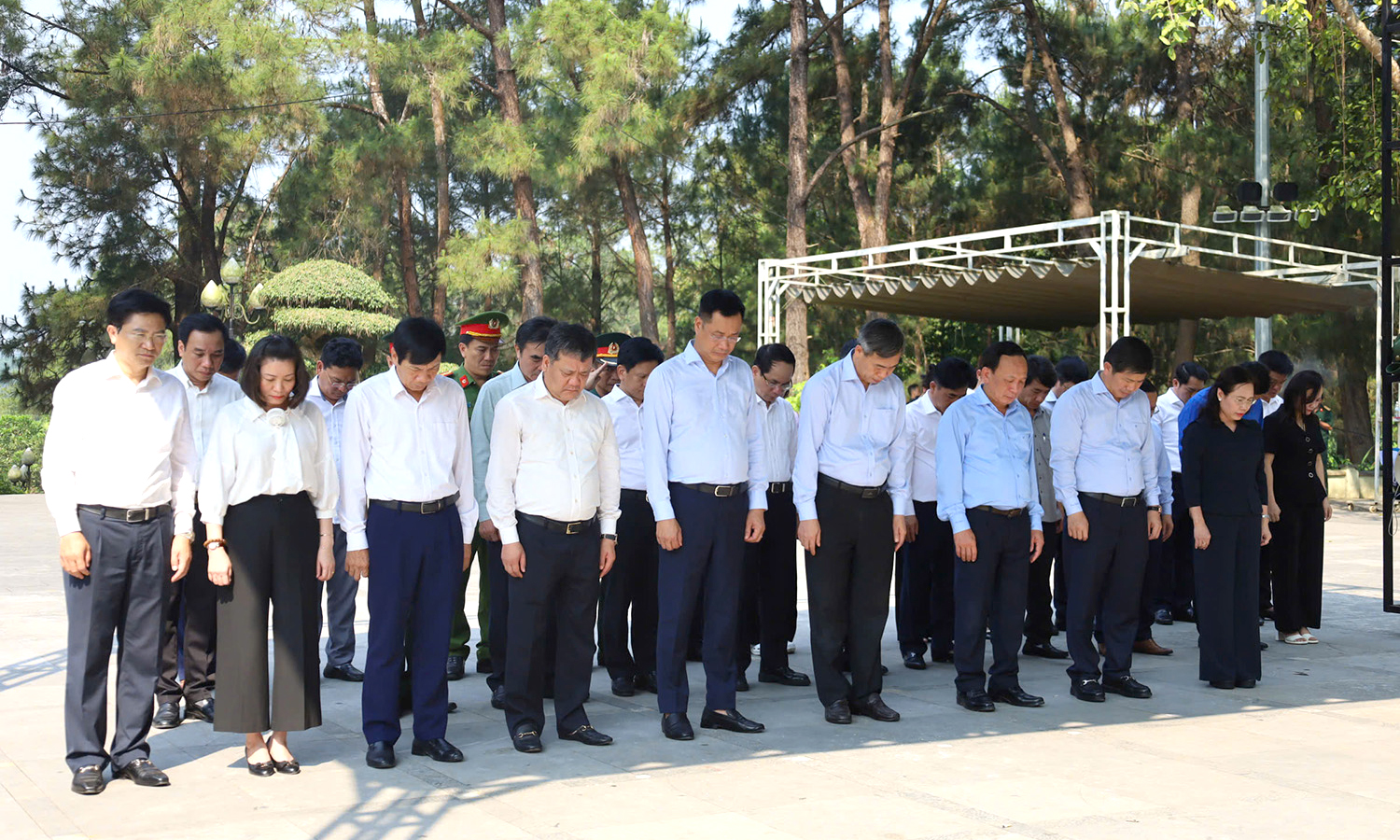 Các đồng chí lãnh đạo tỉnh dâng hương viếng các anh hùng, liệt sỹ
