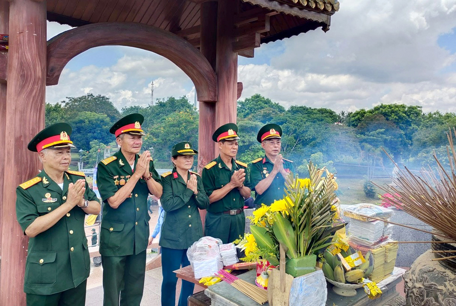 Bụi thời gian... không nhạt dấu trường chinh!-Bài 2: Người chép sử quê