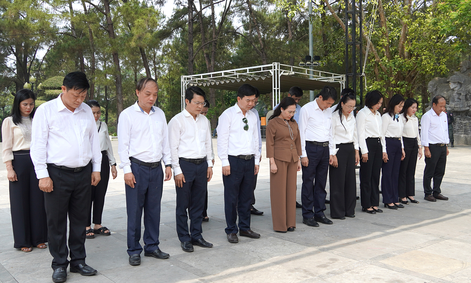 Đoàn đại biểu TP. Đồng Hới: Dâng hương viếng mộ Đại tướng Võ Nguyên Giáp và các anh hùng liệt sỹ