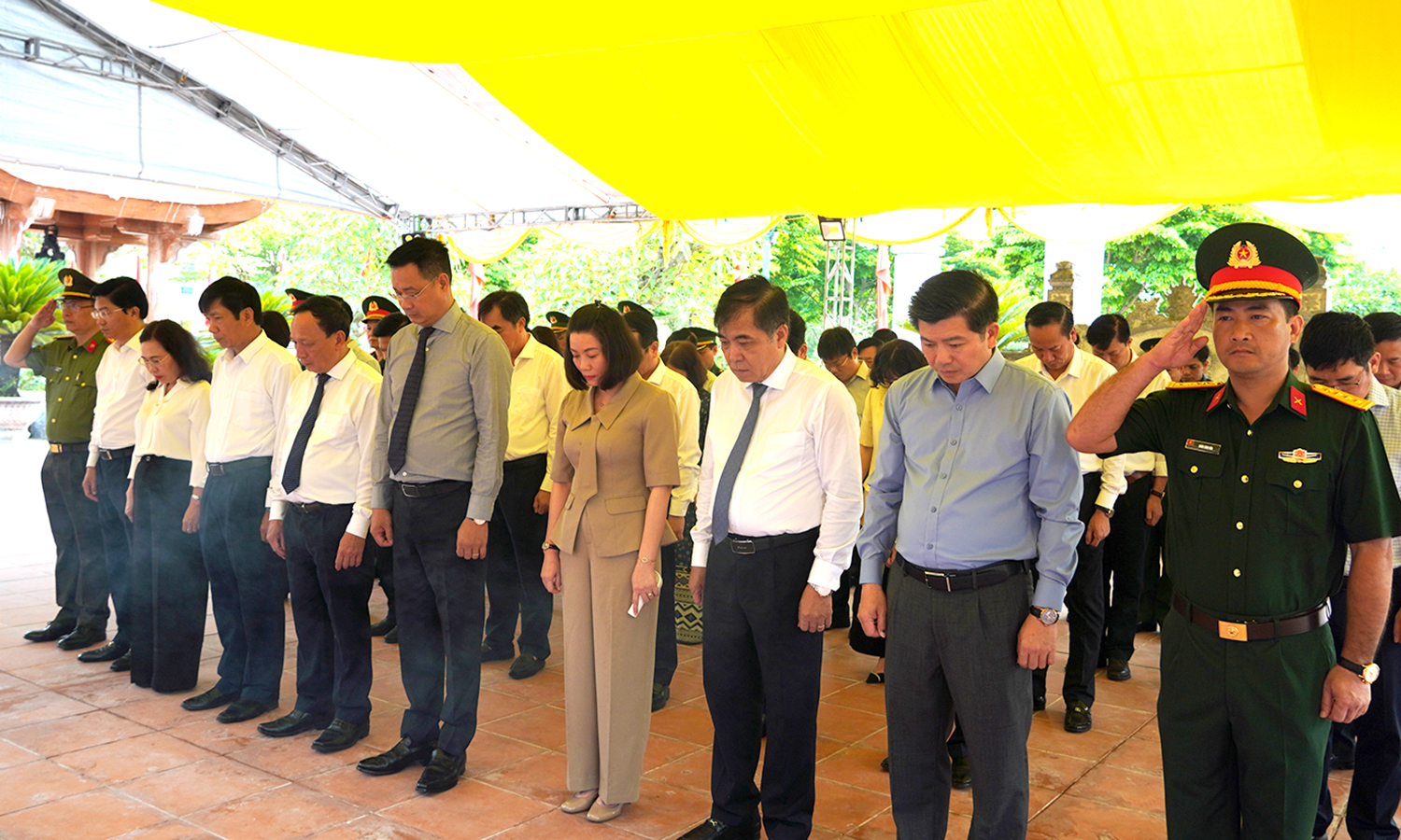 Lãnh đạo tỉnh dâng hương tưởng niệm Bác Hồ và các anh hùng liệt sỹ