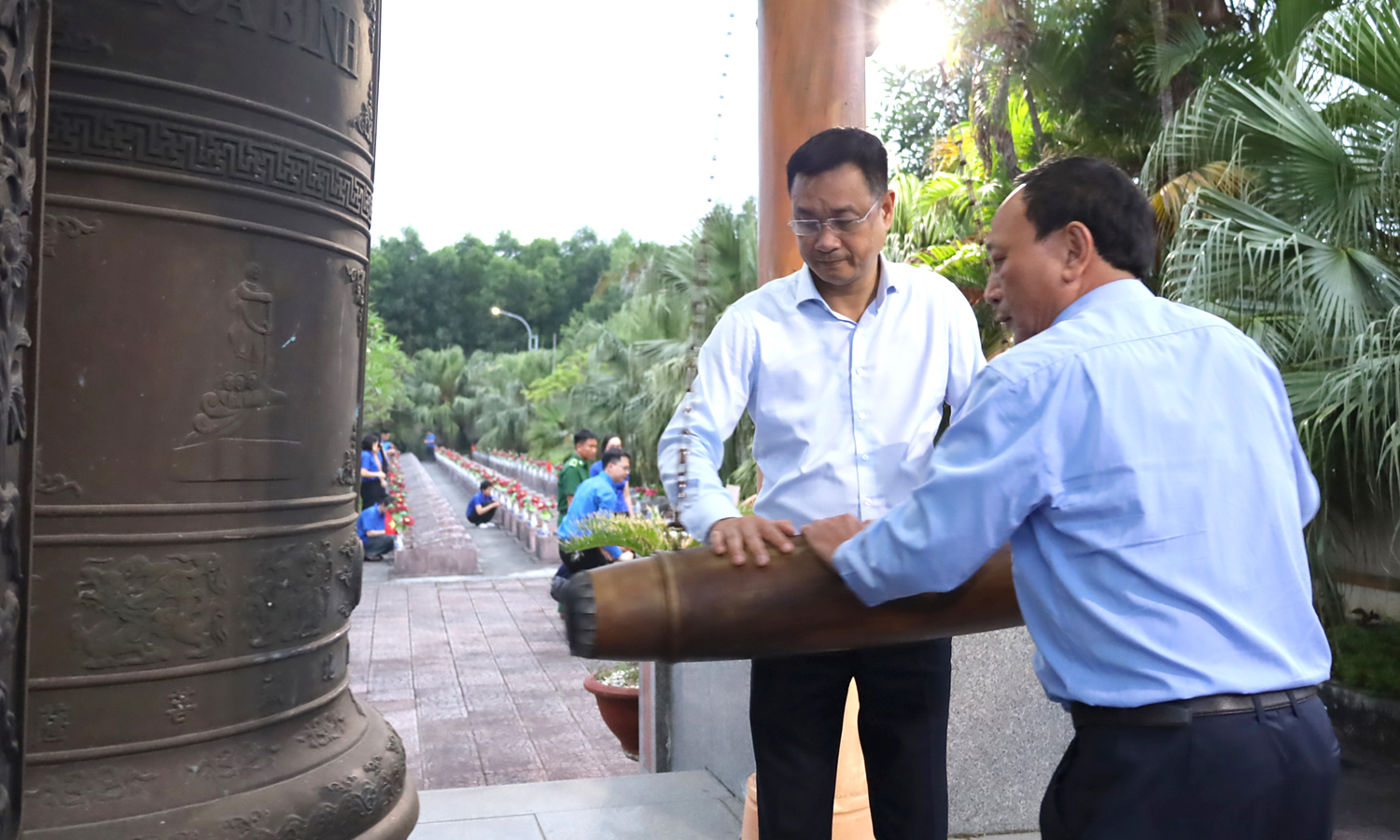 Lãnh đạo tỉnh thắp nến tri ân các anh hùng liệt sỹ tại Nghĩa trang liệt sỹ Ba Dốc