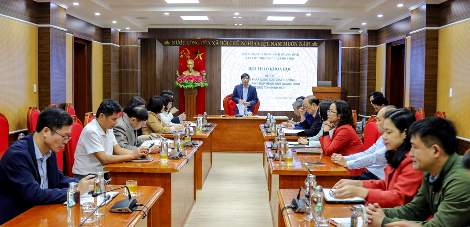 Đồng chí Phó Chủ tịch Thường trực HĐND tỉnh Nguyễn Công Huấn kết luận tại hội thảo.  Quang cảnh hội thảo.