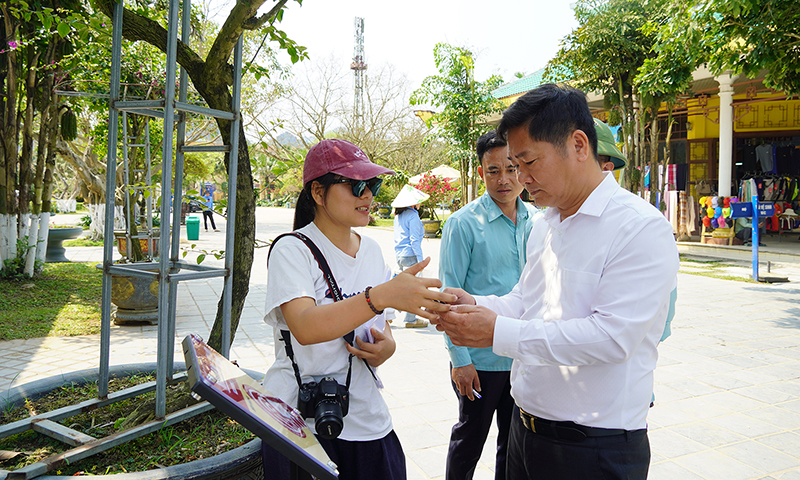 Giám đốc Trung tâm du lịch Phong Nha-Kẻ Bàng Hoàng Minh Thắng và các hướng dẫn viên du lịch ở trung tâm cập nhật cách khai thác thông tin qua bảng gắn chip NFC để hướng dẫn cho du khách.