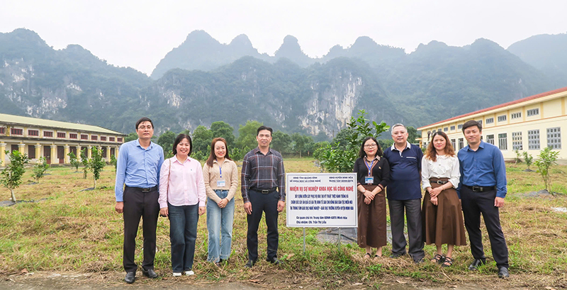 Tham quan vườn cây, mô hình phục vụ đào tạo kỹ thuật tại Trung tâm Giáo dục nghề nghiệp-Giáo dục thường xuyên huyện Minh Hóa.