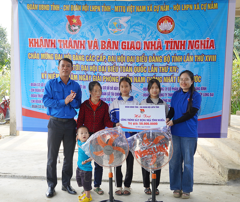 Đoàn UBND tỉnh và  Chi đoàn Hội LHPN tỉnh trao biển hỗ trợ kinh phí cho gia đình bà Ngô Thị Hằng.