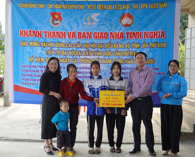 Ủy ban MTTQVN xã Cự Nẫm (Bố Trạch) trao biển hỗ trợ kinh phí cho gia đình bà Ngô Thị Hằng.