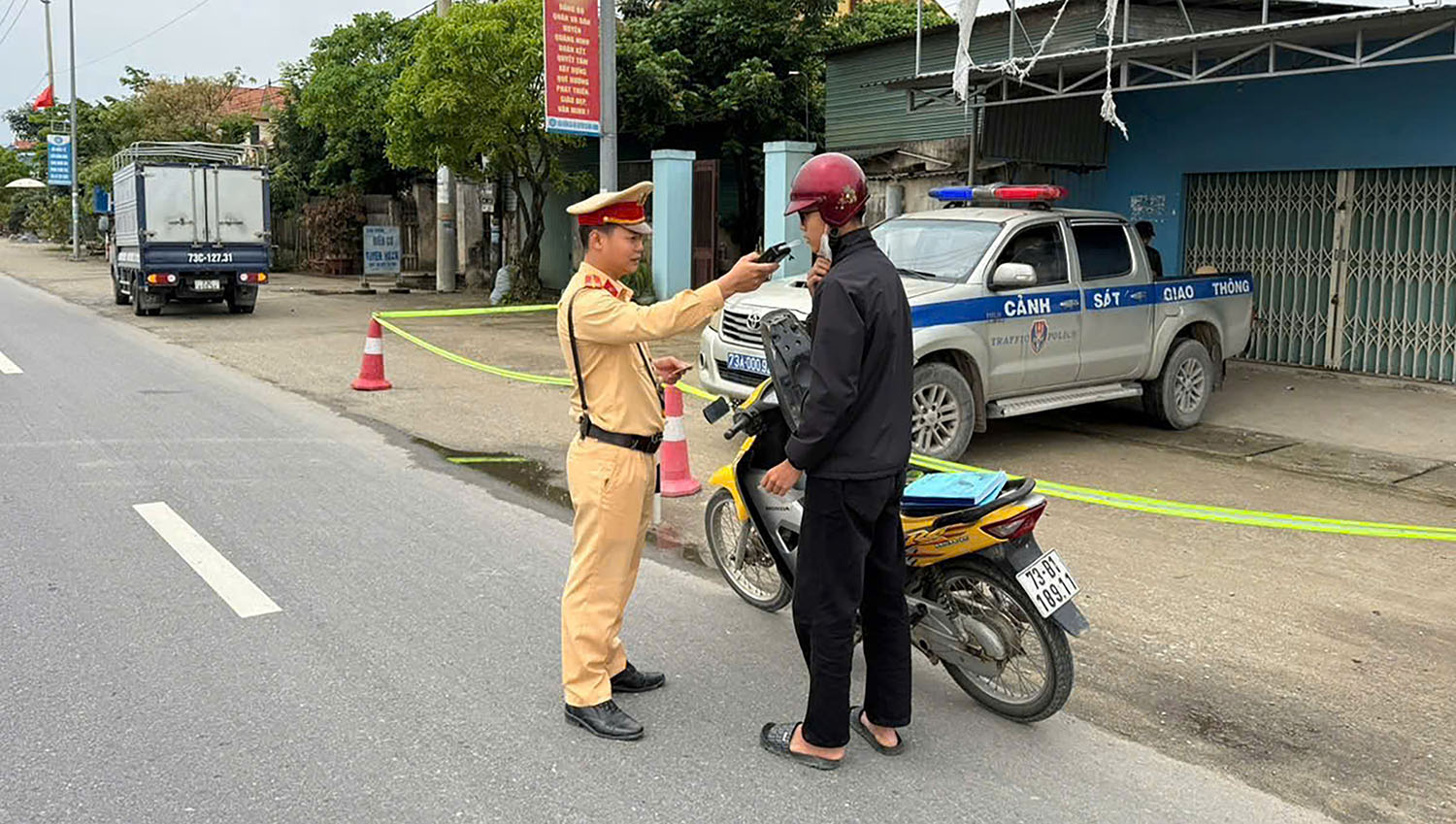 Lực lượng CSGT, Công an tỉnh kiểm tra nồng độ cồn trên tuyến quốc lộ 1A đoạn qua xã Võ Ninh (Quảng Ninh)