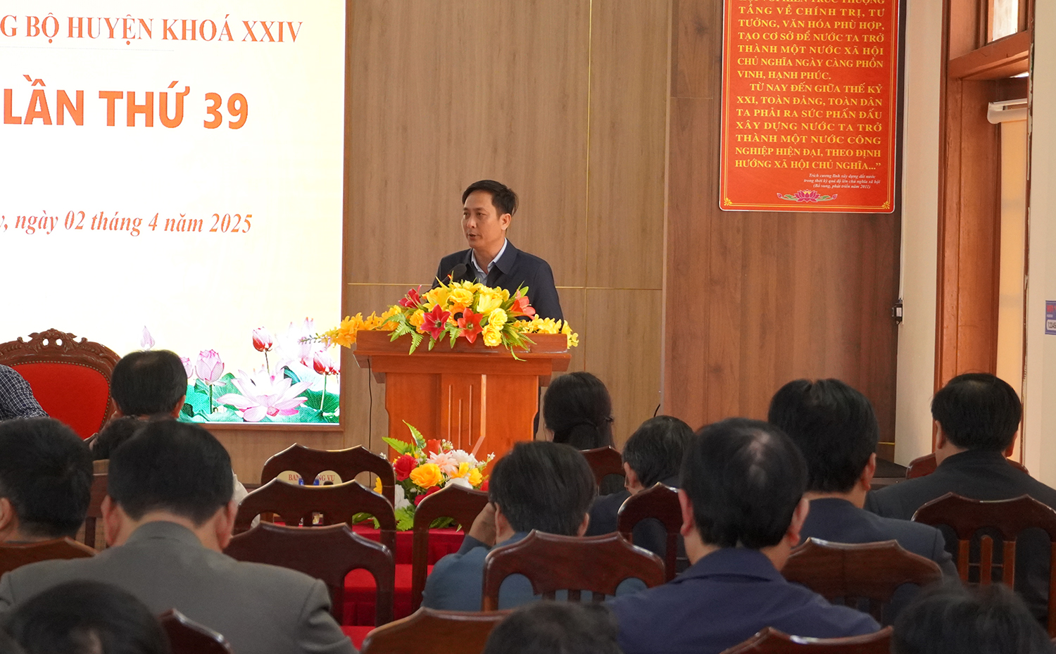 Các đại biểu thảo luận tại hội nghị.