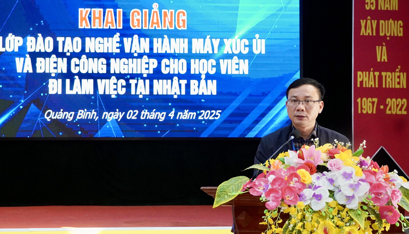 Lãnh đạo Trường cao đẳng kỹ thuật Công-Nông nghiệp Quảng Bình phát biểu tại lễ khai giảng.
