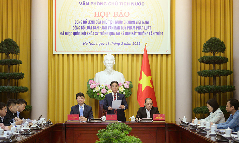 Phó Chủ nhiệm Văn phòng Chủ tịch nước Phạm Thanh Hà công bố Lệnh của Chủ tịch nước công bố Luật Ban hành văn bản quy phạm pháp luật được Quốc hội khóa XV thông qua tại kỳ họp bất thường lần thứ 9.